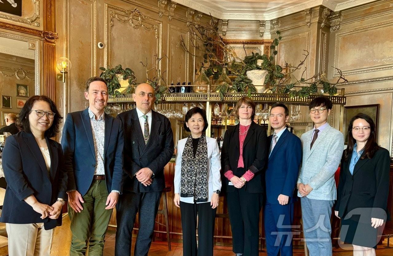 본문 이미지 - 지영미 질병관리청장(왼쪽에서 네 번째)이 제77차 세계보건총회 참석자들과 기념 사진을 찍고 있다. (질병청 제공)