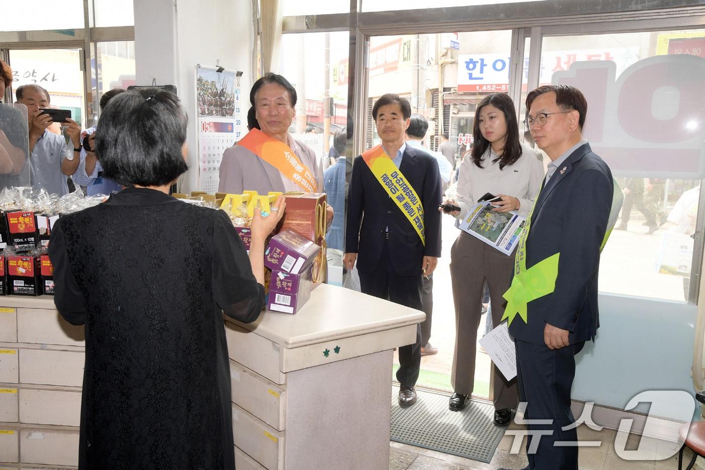 본문 이미지 - 고광완 광주시 행정부시장이 30일 오전 무안군 망운면 상가일대에서 시 공직자들과 함께 주민들에게 홍보전단지를 배부하며 민간·군공항 통합이전 홍보 활동을 하고 있다.(광주시 제공)2024.5.30/뉴스1 