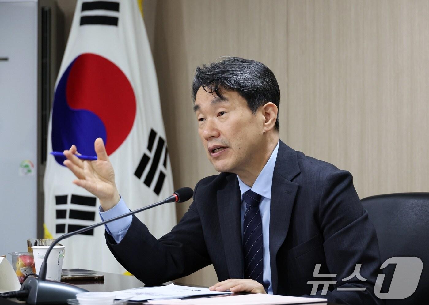 이주호 사회부총리 겸 교육부 장관이 30일 서울 영등포구 한국교육시설안전원에서 열린 '제28차 함께차담회'에서 교사들과 대화를 나누고 있다. (교육부 제공) 