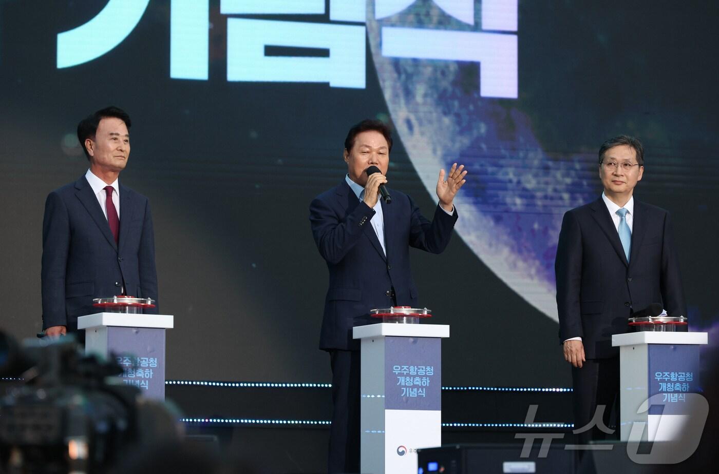 본문 이미지 - 박완수 경남지사(가운데)가 30일 경남 사천에서 열린 우주항공청 개청 기념식에서 발언하고 있다.(경남도 제공)