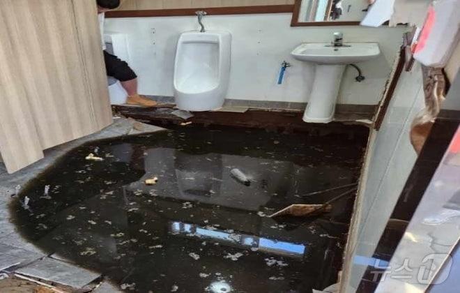 본문 이미지 - 29일 제주시 구좌읍 종달리 용눈이오름 공중화장실 바닥이 무너지는 사고가 발생했다.(제주소방안전본부 제공)