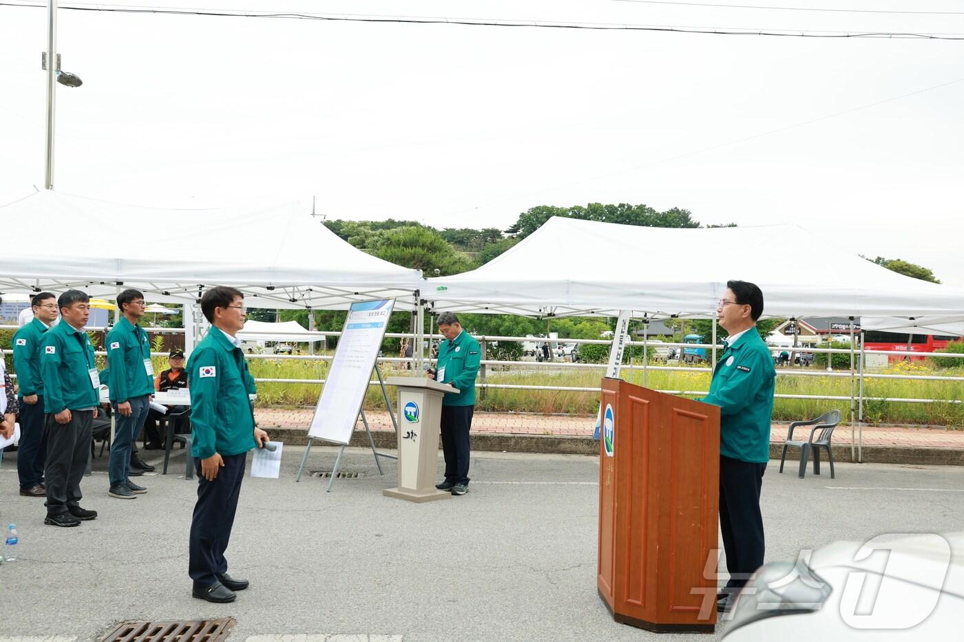 본문 이미지 -  심덕섭 고창군수가 형광희 안전총괄과장으로부터 안전한국훈련 상황보고를 받고 있다.(고창군 제공)2024.5.30/뉴스1