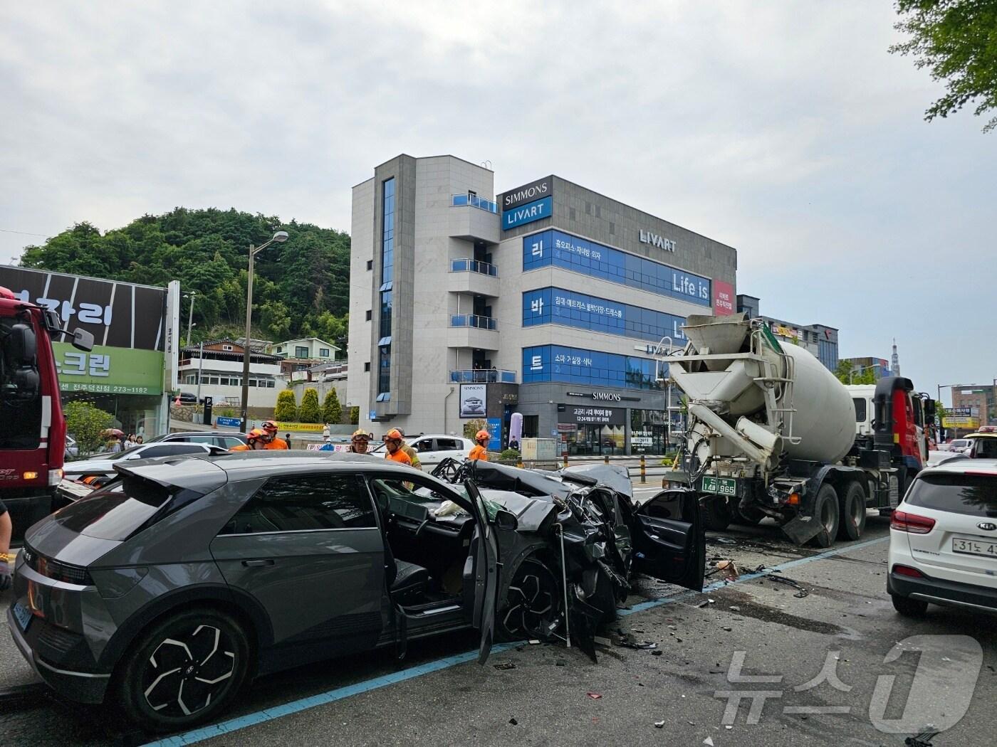 본문 이미지 - 30일 오후 2시 38분께 전북자치도 전주시 덕진동의 한 도로에서 레미콘 트럭과 승용차 3대 등 4대가 연달하 추돌해 1명이 숨지고 2명이 다쳤다.(전북소방 제공)