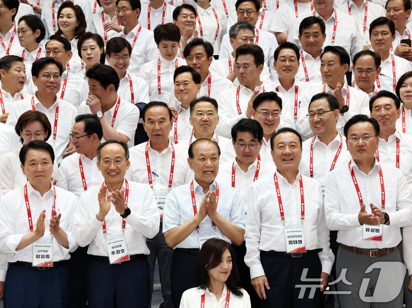 본문 이미지 - 국민의힘 황우여 비상대책위원장과 추경호 원내대표 등 의원들이 30일 오후 충남 천안 재능교육연수원에서 열린 국민의힘 제22대 국회의원 워크숍에서 기념촬영을 마친 뒤 손뼉을 치고 있다. 2024.5.30/뉴스1 ⓒ News1 구윤성 기자