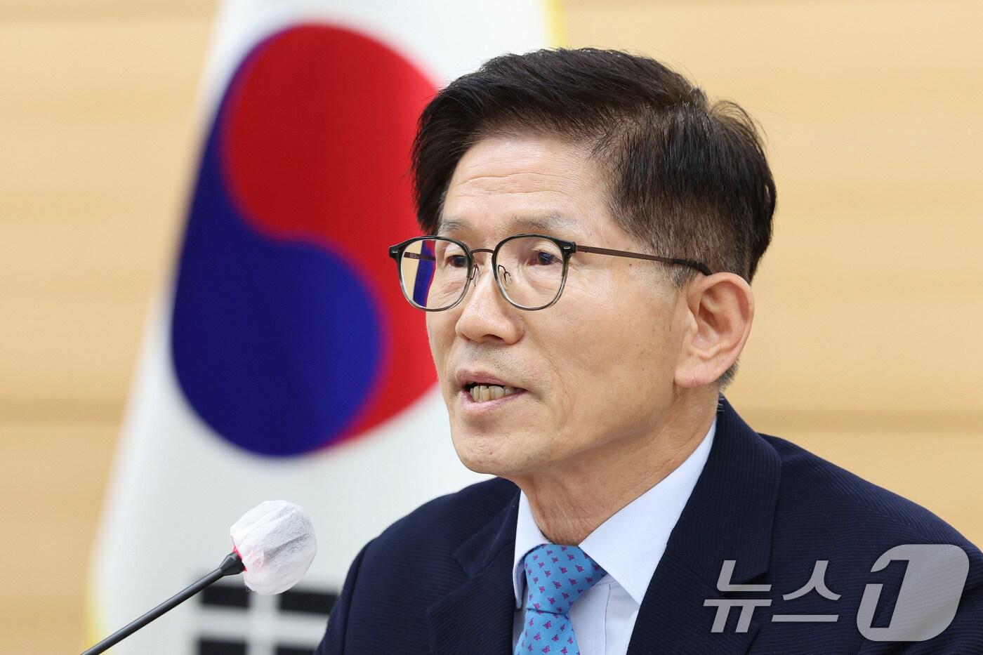 김문수 경제사회노동위원회 위원장이 30일 서울 종로구 경사노위에서 열린 '지속가능한 일자리와 미래세대를 위한 특별위원회' 첫 회의에서 인사말을 하고 있다. 특위는 노동시장 이중구조 문제를 비롯해 산업 전환 등을 다룰 예정이다. 2024.5.30/뉴스1 ⓒ News1 신웅수 기자