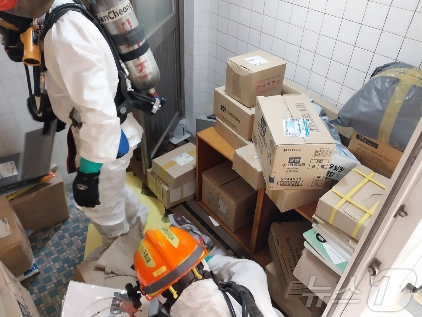 본문 이미지 - 30일 오후 1시 21분쯤 부산 남구 한 고등학교 택배 보관실에서 화학물질인 염산이 누출됐다.(부산소방재난본부 제공) 