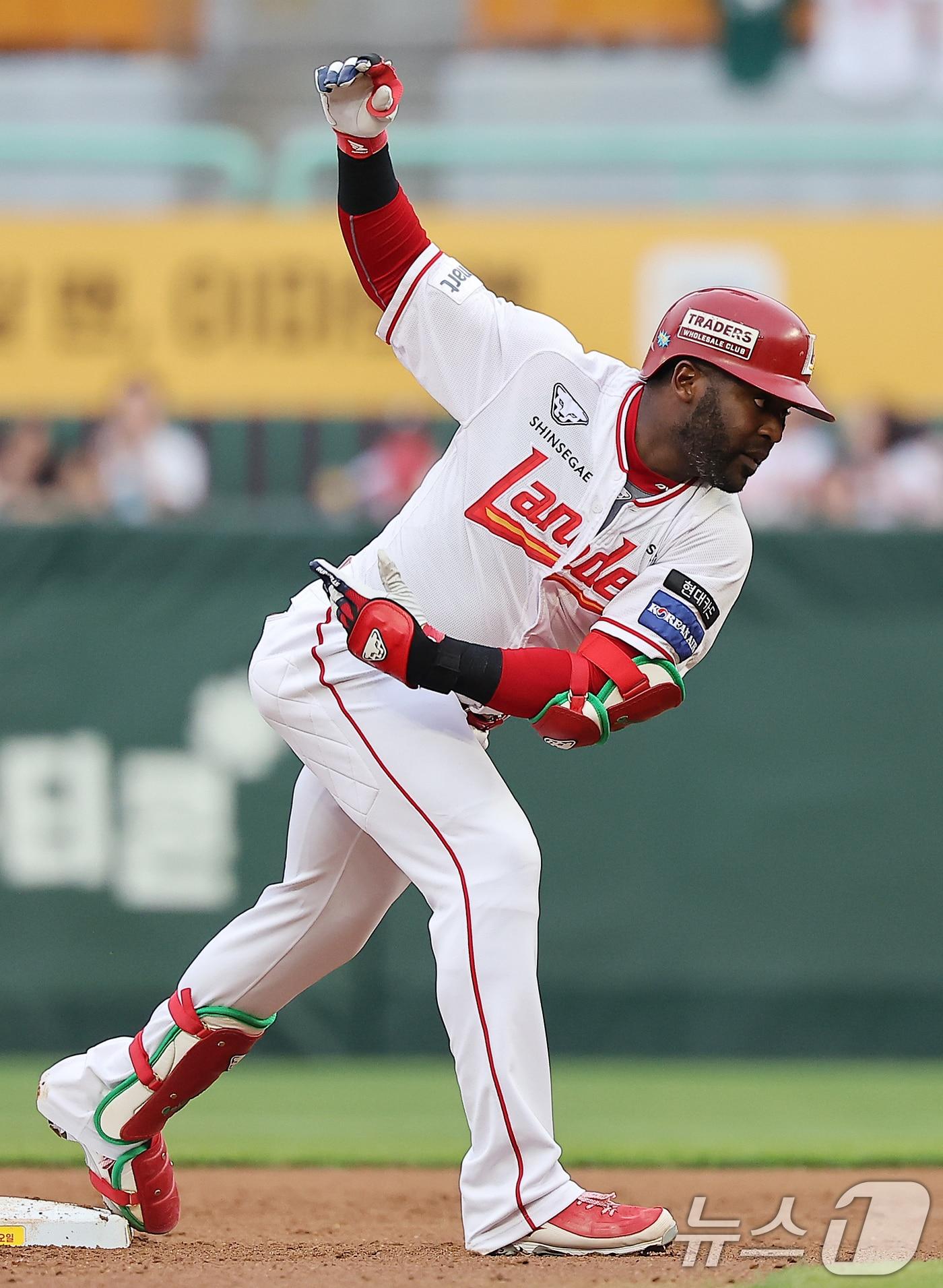 본문 이미지 - 30일 오후 인천시 미추홀구 문학동 SSG랜더스필드에서 열린 프로야구 '2024 신한 SOL 뱅크 KBO리그' LG 트윈스와 SSG 랜더스의 경기, SSG 에레디아가 1회말 2사 2루타를 친 뒤 세리머니를 펼치고 있다. 2024.5.30/뉴스1 ⓒ News1 김진환 기자