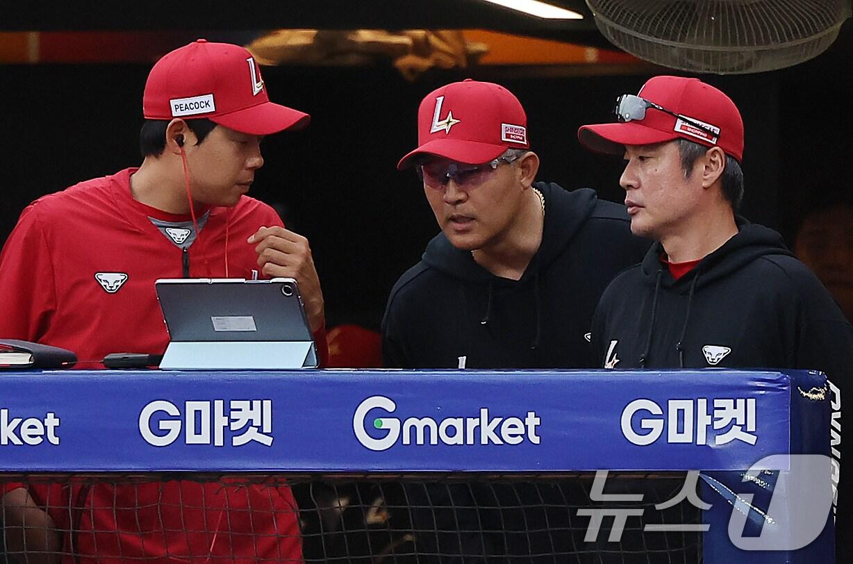 본문 이미지 - 30일 오후 인천시 미추홀구 문학동 SSG랜더스필드에서 열린 프로야구 '2024 신한 SOL 뱅크 KBO리그' LG 트윈스와 SSG 랜더스의 경기, SSG 이숭용 감독이 2회말 2사 오태곤 타석에서 더그아웃에 마련된 ABS 시스템 태블릿 PC를 살펴보고 있다. 2024.5.30/뉴스1 ⓒ News1 김진환 기자