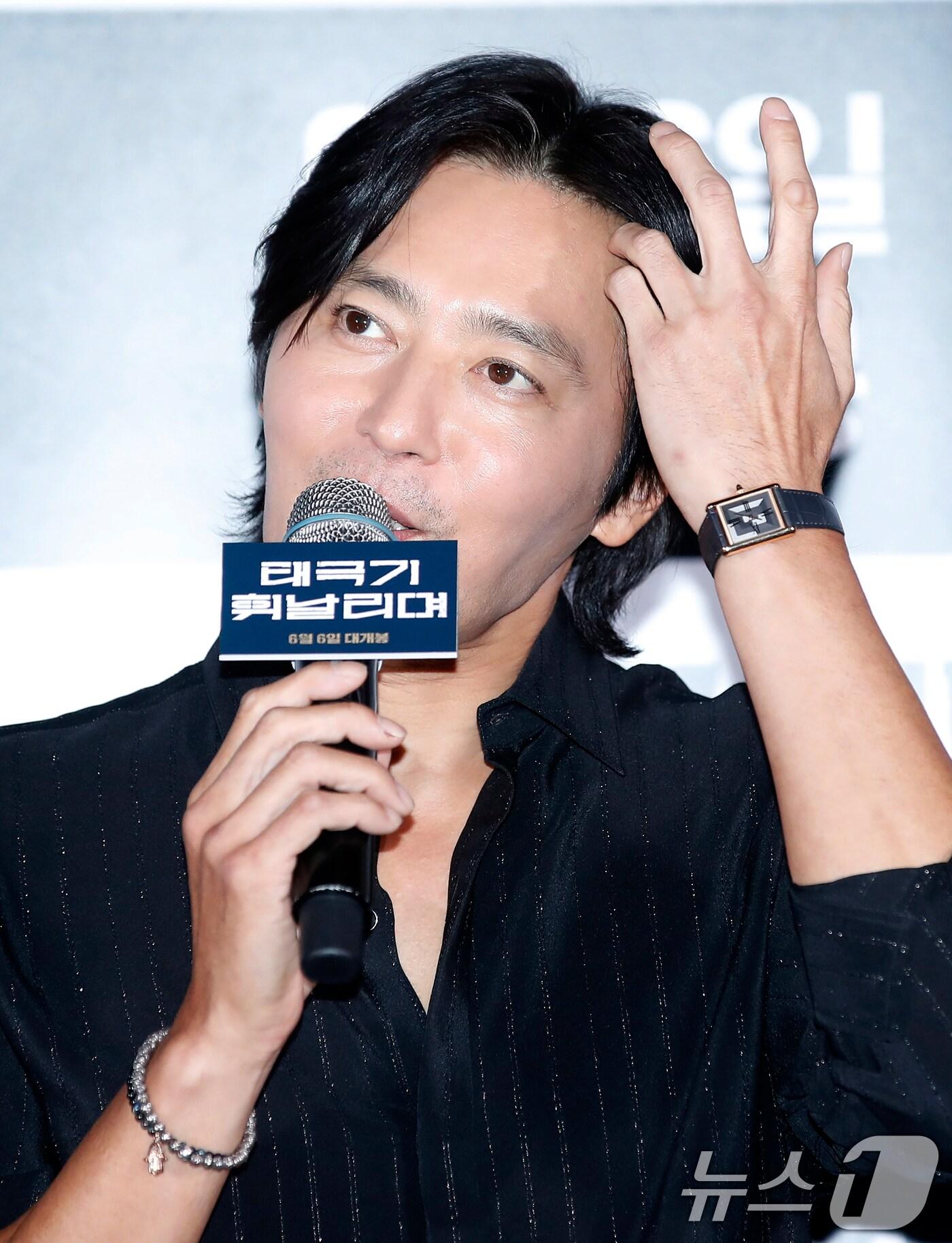 본문 이미지 - 배우 장동건이 30일 서울 건대 롯데시네마에서 열린 영화 '태극기 휘날리며'(감독 강제규) 개봉 20주년 기념 4K 리마스터링 기자간담회에서 인사말을 하고 있다. '태극기 휘날리며'는 잊을 수 없는 1950년 6월, 두 형제(장동건 원빈 분)의 갈등과 우애 그리고 전쟁의 비극을 그렸다. 6.25 전쟁을 배경으로 한 액션 블록버스터인 이 영화는 '쉬리' '은행나무 침대' 등 명작들을 만들어낸 강제규 감독의 작품 중에서도 수작으로 꼽히는 작품이다. 2004년 개봉 당시 첫주 관객 177만명, 한국 영화사상 최단기간 천만 관객 돌파 등의 신기록을 세우며 신드롬을 불러일으켰다. 2024.5.30/뉴스1 ⓒ News1 권현진 기자