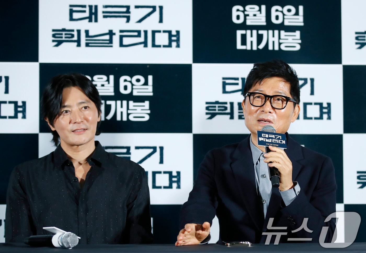 강제규 감독(오른쪽)과 배우 장동건이 30일 서울 건대 롯데시네마에서 열린 영화 '태극기 휘날리며' 개봉 20주년 기념 4K 리마스터링 기자간담회에서 취재진 질문에 답하고 있다. '태극기 휘날리며'는 잊을 수 없는 1950년 6월, 두 형제(장동건 원빈 분)의 갈등과 우애 그리고 전쟁의 비극을 그렸다. 6.25 전쟁을 배경으로 한 액션 블록버스터인 이 영화는 '쉬리' '은행나무 침대' 등 명작들을 만들어낸 강제규 감독의 작품 중에서도 수작으로 꼽히는 작품이다. 2004년 개봉 당시 첫주 관객 177만명, 한국 영화사상 최단기간 천만 관객 돌파 등의 신기록을 세우며 신드롬을 불러일으켰다. 2024.5.30/뉴스1 ⓒ News1 권현진 기자