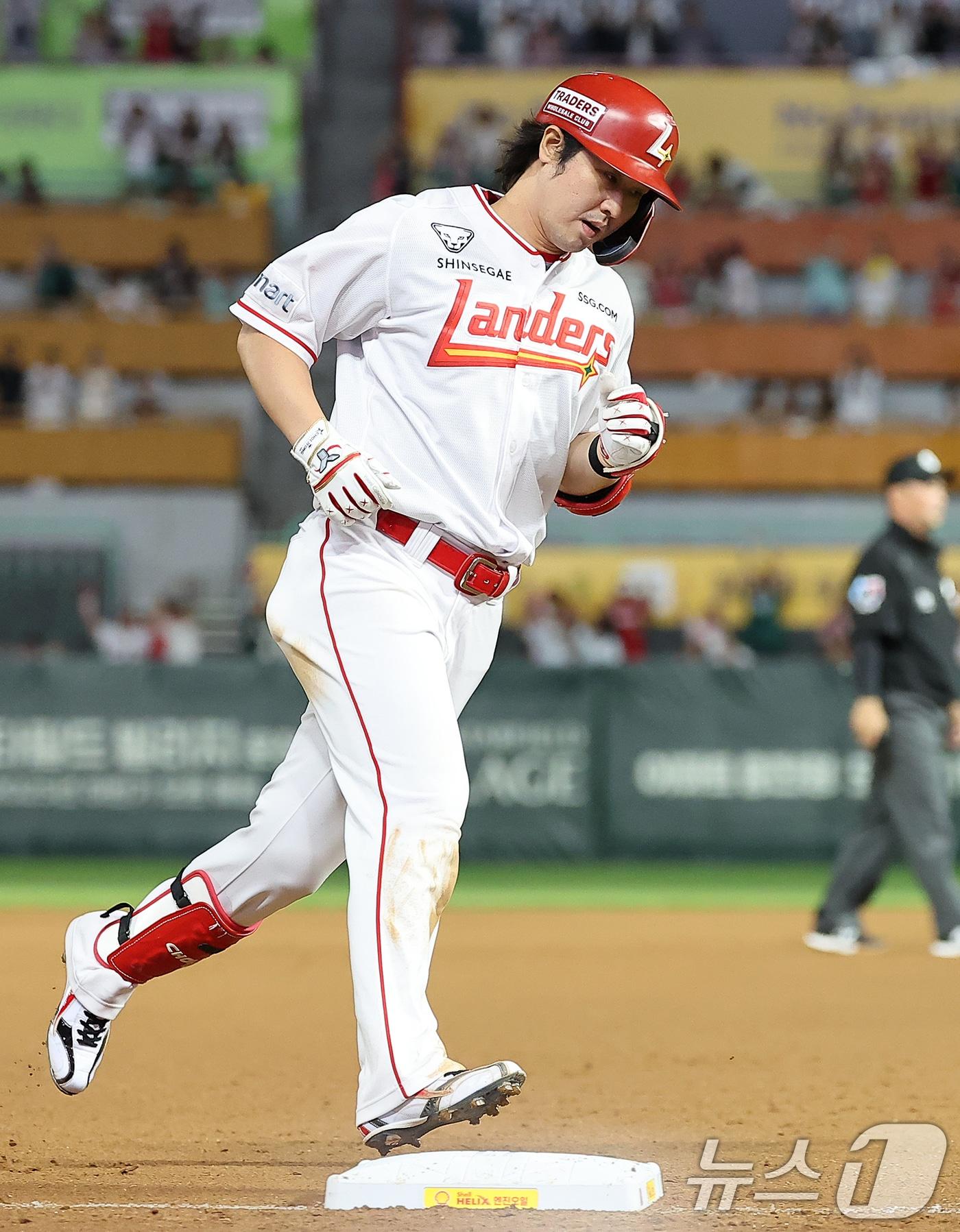 본문 이미지 - 30일 오후 인천시 미추홀구 문학동 SSG랜더스필드에서 열린 프로야구 &#39;2024 신한 SOL 뱅크 KBO리그&#39; LG 트윈스와 SSG 랜더스의 경기, SSG 최정이 6회말 무사 2루에서 역전 투런 홈런을 친 뒤 홈 베이스를 향해 달리고 있다. 2024.5.30/뉴스1 ⓒ News1 김진환 기자