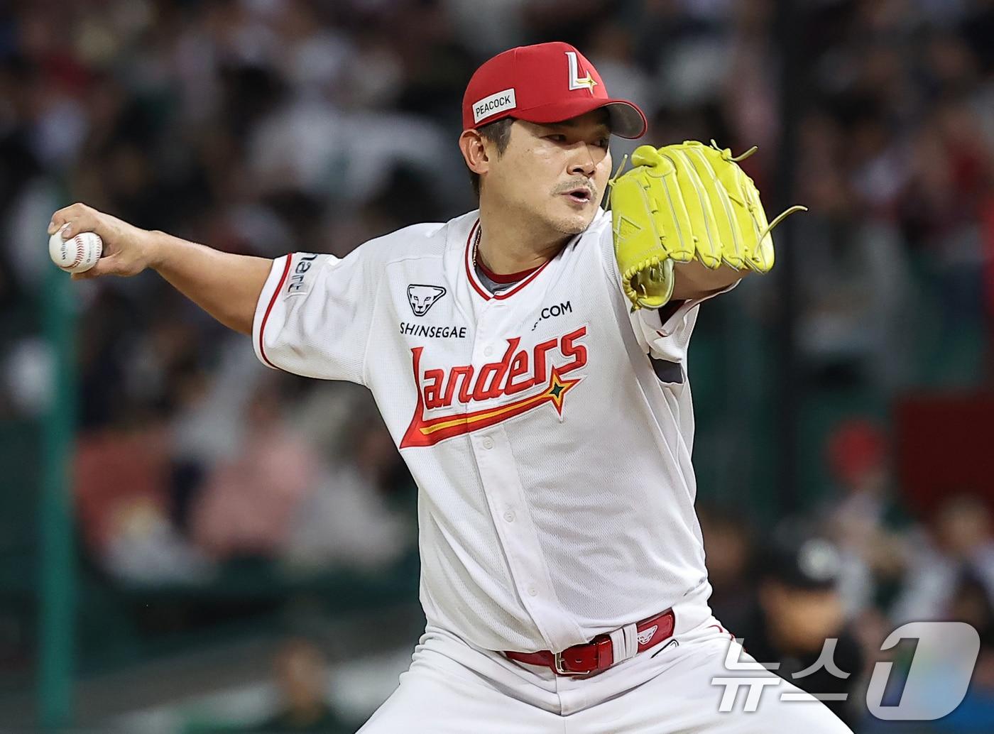 본문 이미지 - SSG 랜더스 투수 노경은이 KBO리그 최고령 100홀드 기록을 세웠다. 뉴스1 DB ⓒ News1 김진환 기자