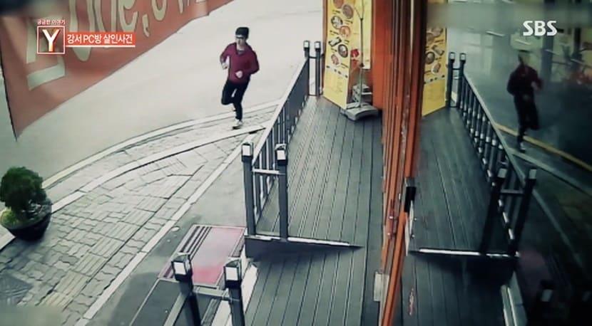 본문 이미지 - PC방을 나와 집으로 뛰어가는 '강서 PC방' 살인 용의자 김성수의 모습. (SBS '궁금한 이야기Y' 갈무리)