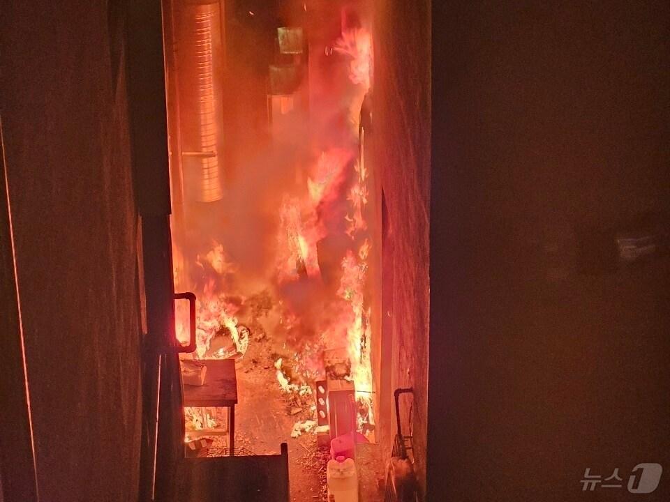 본문 이미지 - 30일 오후 8시30분 즈음 제주시 노형동 한 호텔 1층 외부 벽면 실외기에서 화재가 발생했다.(제주소방안전본부 제공)
