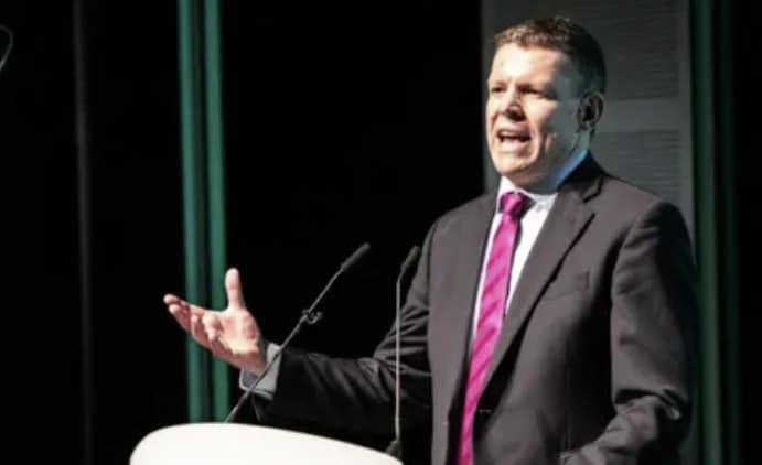 본문 이미지 - 영국 웨일스의 플라이드 컴리&#40;Plaid Cymru&#41; 당 대표인 린 압 요르웨스가 연설을 하고 있다.&#40;플라이드 컴리 홈페이지 갈무리&#41; 2024.05.30/