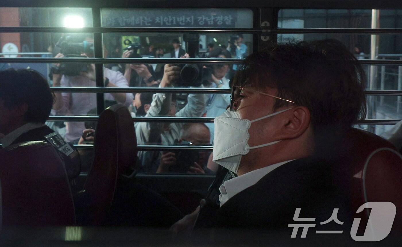 '음주 뺑소니' 혐의를 받는 트로트 가수 김호중 씨가 31일 오전 서울 강남경찰서에서 나와 검찰로 구속 송치되고 있다. 2024.5.31/뉴스1 ⓒ News1 박정호 기자