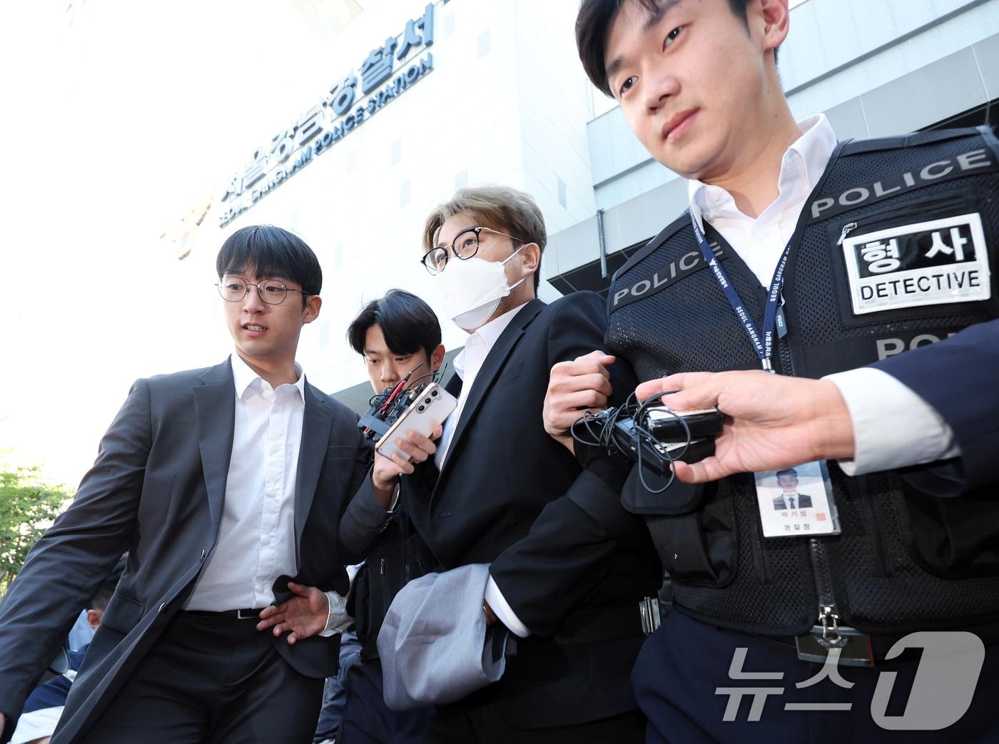 본문 이미지 - '음주 뺑소니' 혐의를 받는 트로트 가수 김호중 씨가 31일 오전 서울 강남경찰서에서 나와 검찰로 구속 송치되고 있다.  2024.5.31/뉴스1 ⓒ News1 박정호 기자