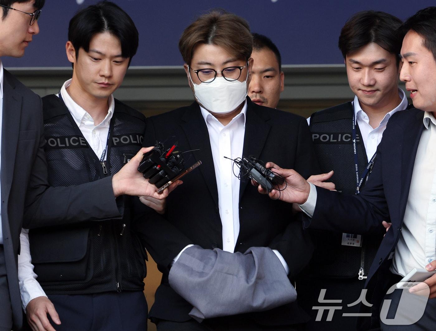 본문 이미지 - &#39;음주 뺑소니&#39; 혐의를 받는 트로트 가수 김호중 씨가 31일 오전 서울 강남경찰서에서 나와 검찰로 구속 송치되고 있다.  ⓒ News1 