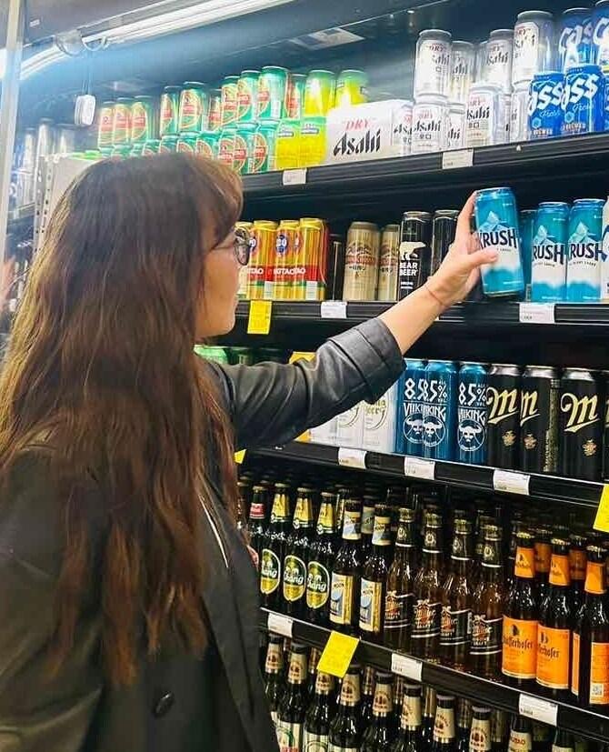 본문 이미지 - 몽골 현지에서 소비자가 크러시를 살펴보고 있는 모습.(롯데칠성음료 제공)