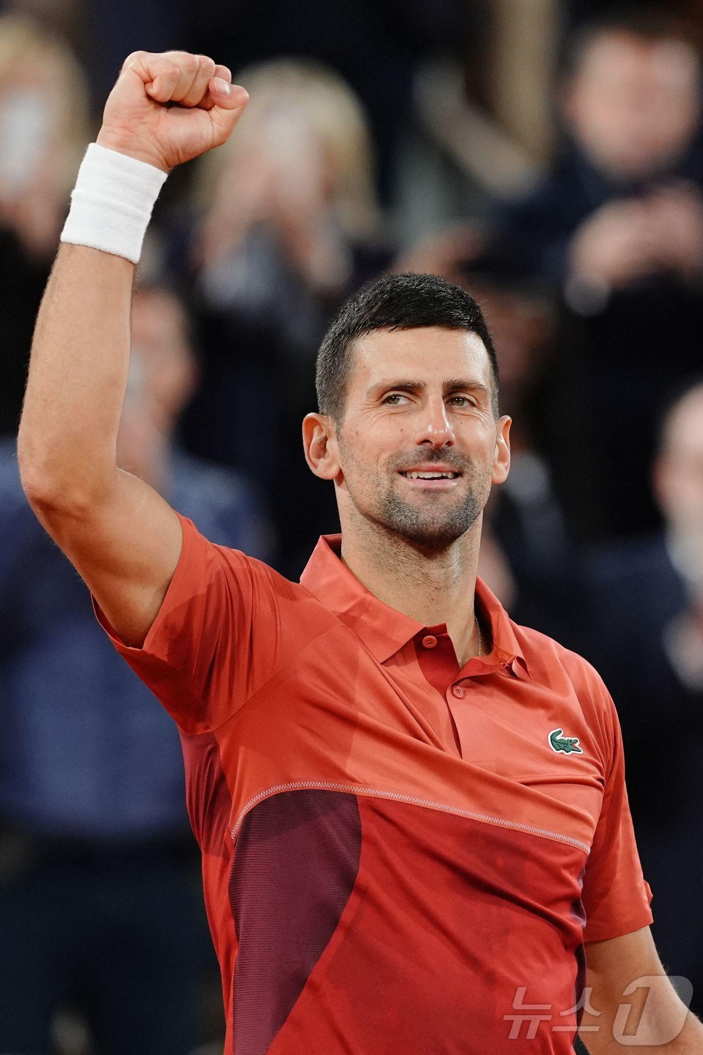 본문 이미지 - 세르비아의 노바크 조코비치가 3(현지시간) 파리의 스타드 롤랑가로스에서 열린 프랑스 오픈 테니스 대회 남자 단식 16강에서 프란치스코 세룬돌로(27위·아르헨티나)를 4시간 39분에 걸친 풀세트 접전 끝에 3-2로 승리했다. ⓒ AFP=뉴스1 ⓒ News1 우동명 기자
