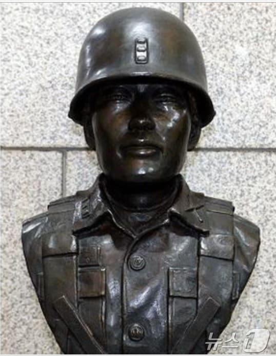 본문 이미지 - 국가보훈부가 한국전쟁 당시 북한 전차의 진격을 막은 육군 장세풍 중령을 '2024년 6월의 6·25전쟁 영웅'으로 선정했다. 사진은 고(故) 장세풍 중령 흉상. (출처=국가보훈부) 2024.5.31./뉴스1