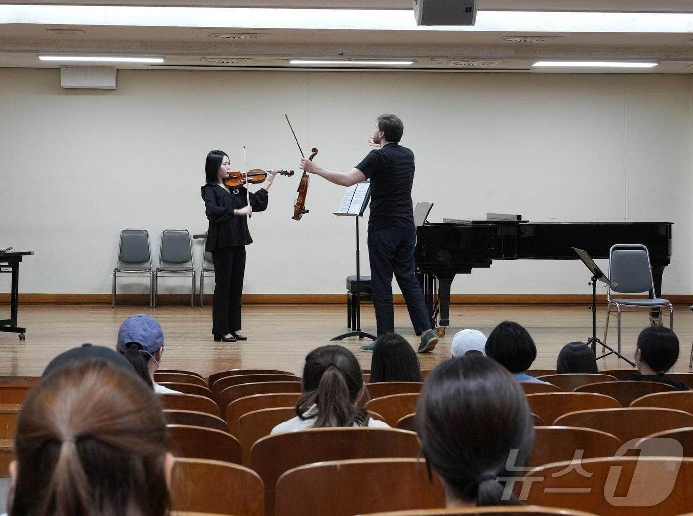 본문 이미지 - 독일 베를린 필하모닉 오케스트라 바이올리니스트 도리안 조지(Dorian Xhoxhi)가 성신여대 재학생을 대상으로 마스터클래스를 진행하고 있다. (성신여대 제공)