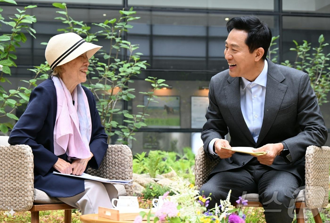 본문 이미지 - 30일 대담에서 오세훈 서울시장과 정영선 작가가 대화하고 있다. (서울시 제공)ⓒ 뉴스1