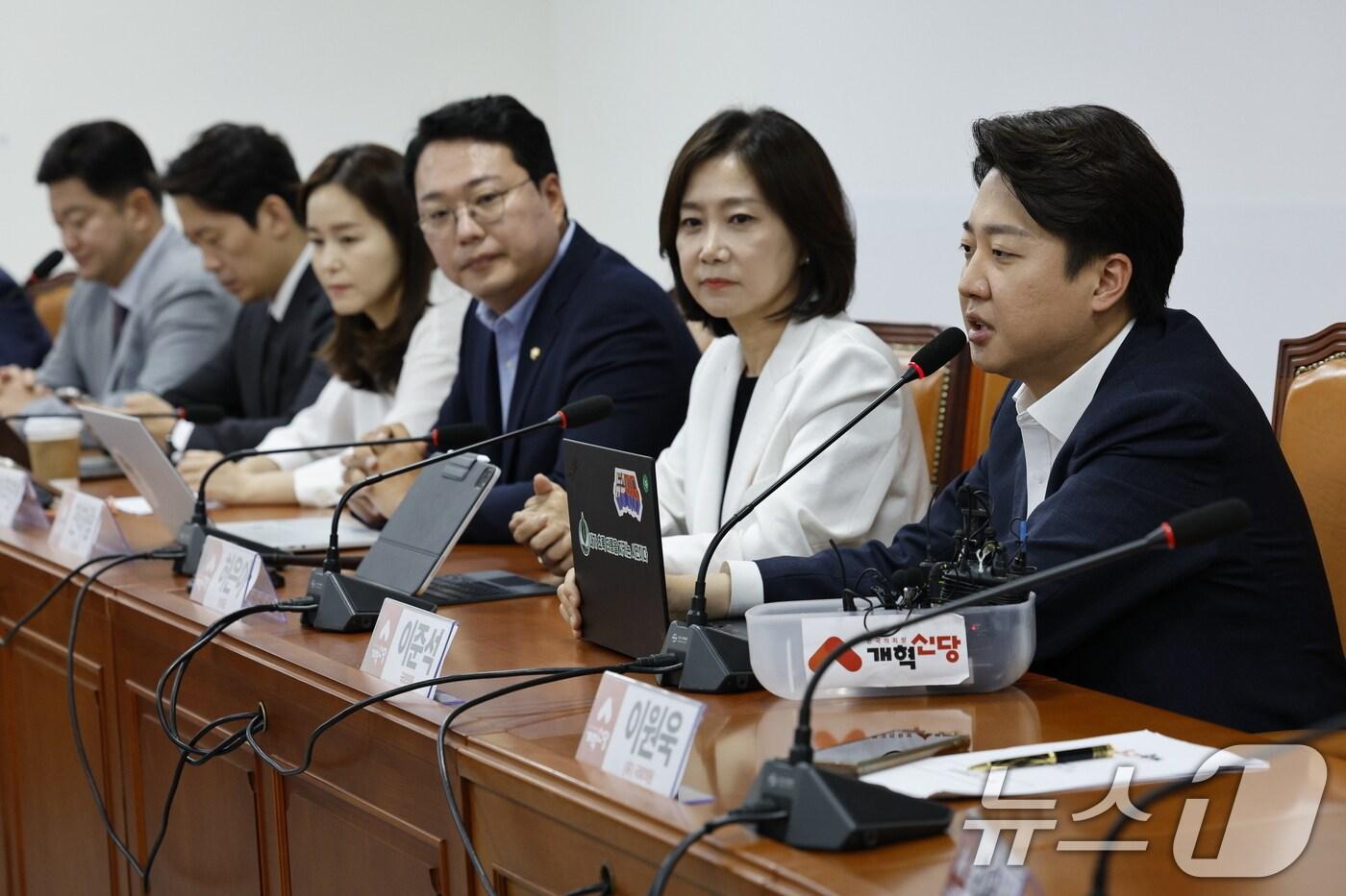 본문 이미지 - 이준석 개혁신당 의원이 31일 오전 서울 여의도 국회에서 열린 전-현직 국회의원 연석회의에서 발언을 하고 있다. 왼쪽은 허은아 개혁신당 대표. 2024.5.31/뉴스1 ⓒ News1 안은나 기자