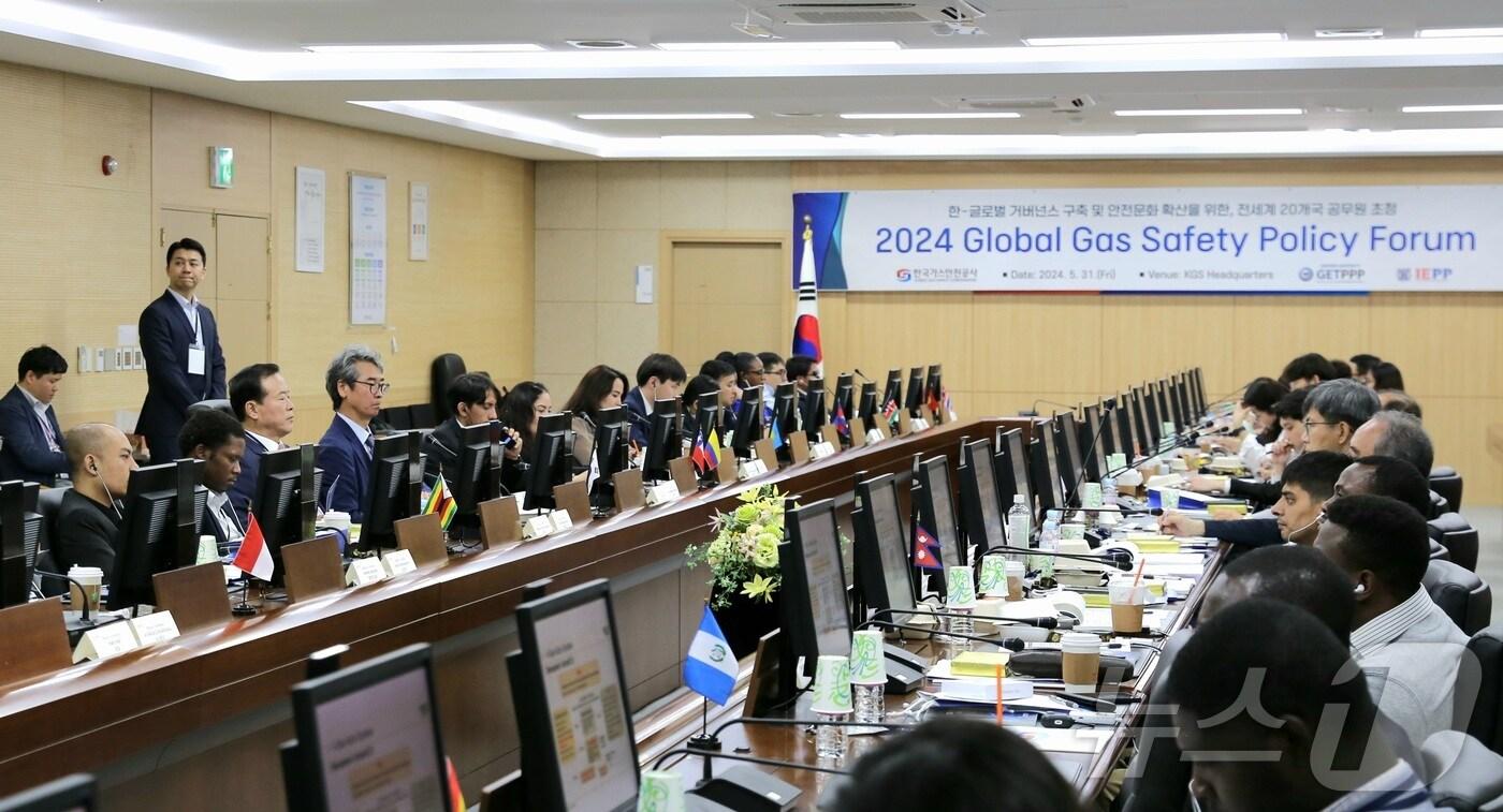 본문 이미지 -  31일 한국가스안전공사는 세계 에너지 전문가들이 한자리에 모여 가스 안전 정보를 공유했다고 밝혔다. 사진은 포럼 모습.(공사 제공)2024.5.31/뉴스1