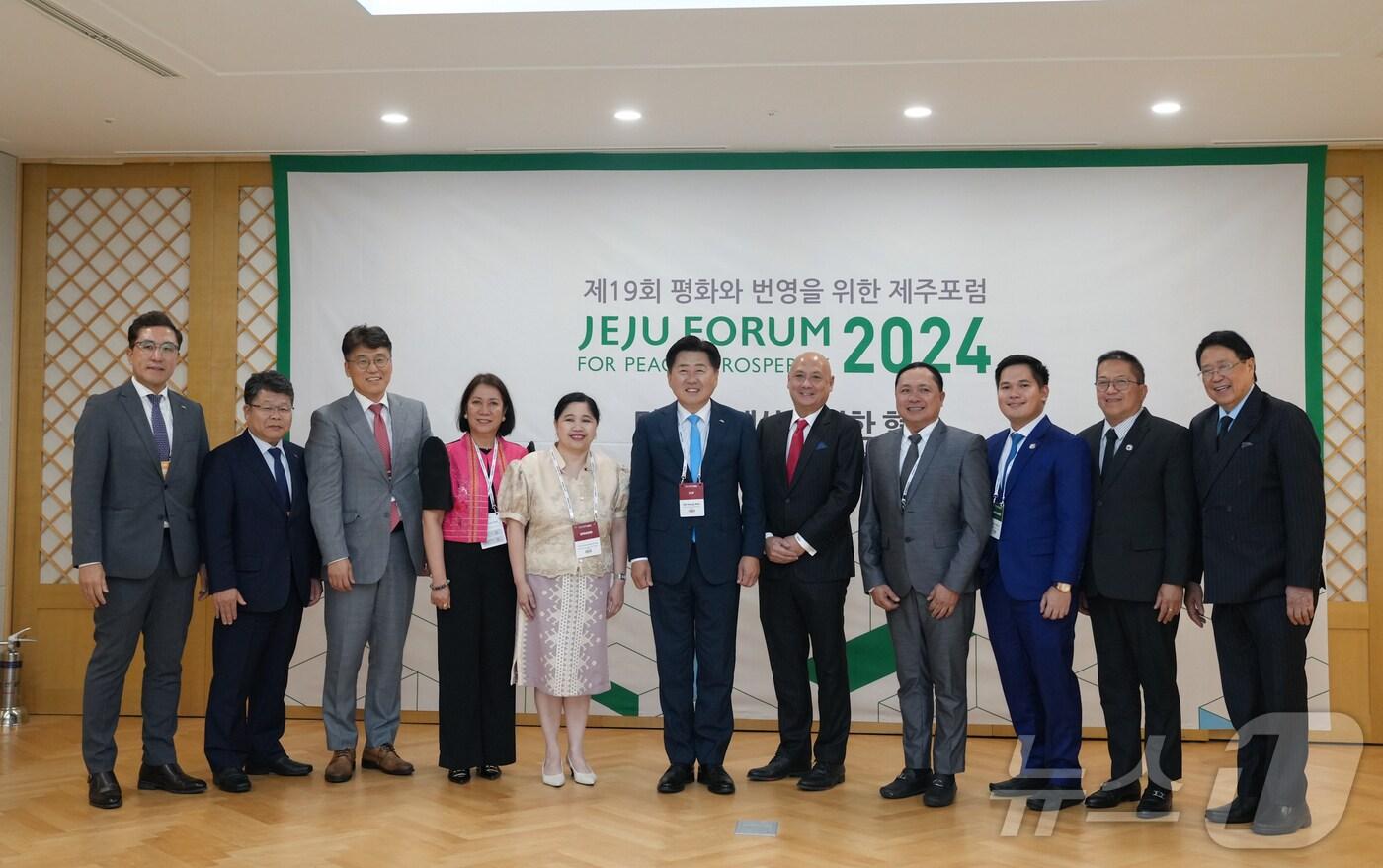 본문 이미지 -  제19회 제주포럼이 열리는 제주국제컨벤션센터에서 오영훈 제주도지사와 필리핀 대표단이 기념촬영을 하고 있다(제주도 제공)/뉴스1
