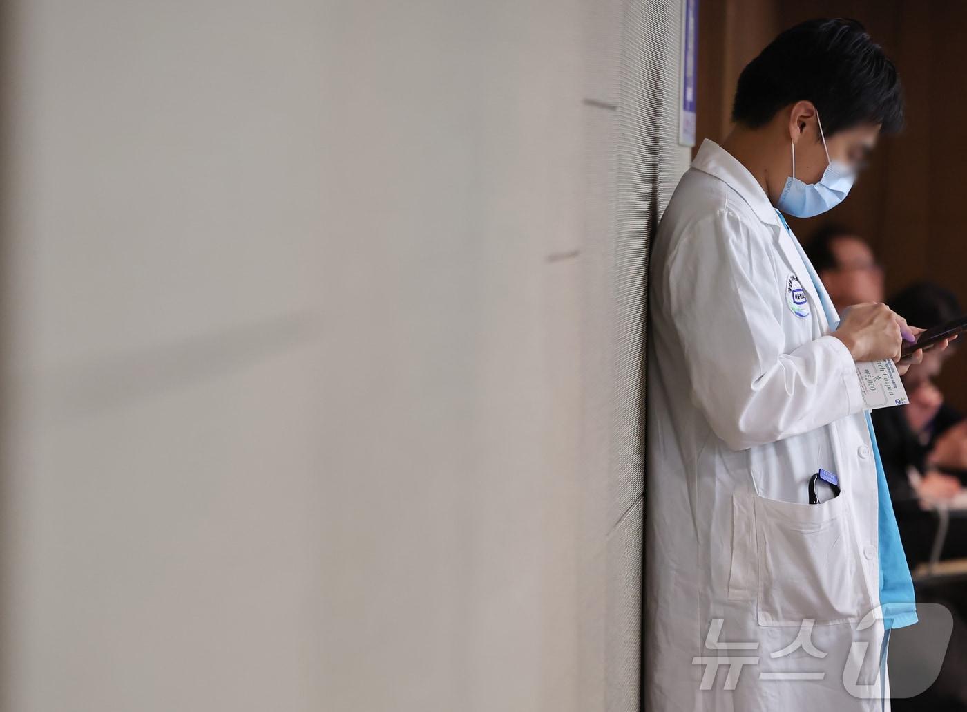 본문 이미지 - 31일 오전 서울 서초구 서울성모병원에서 열린 가톨릭대학교 의과대학 교수협의회 비상대책위원회 주최 심포지엄에서 의료진이 발표를 지켜보고 있다. 2024.5.31/뉴스1 ⓒ News1 김도우 기자