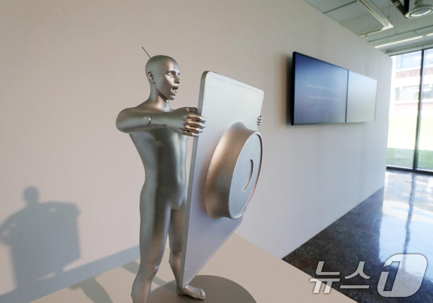 본문 이미지 - '2024 기회소득 예술인 페스티벌' 전시장 내부 모습 ⓒ News1 김영운 기자