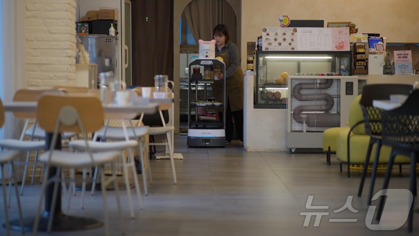 강원도 화천에서 브렌치카페를 운영하는 최지현 사장이 배달의민족 딜리를 서빙에 활용하고 있다.(우아한형제들 제공) ⓒ News1 김민석 기자