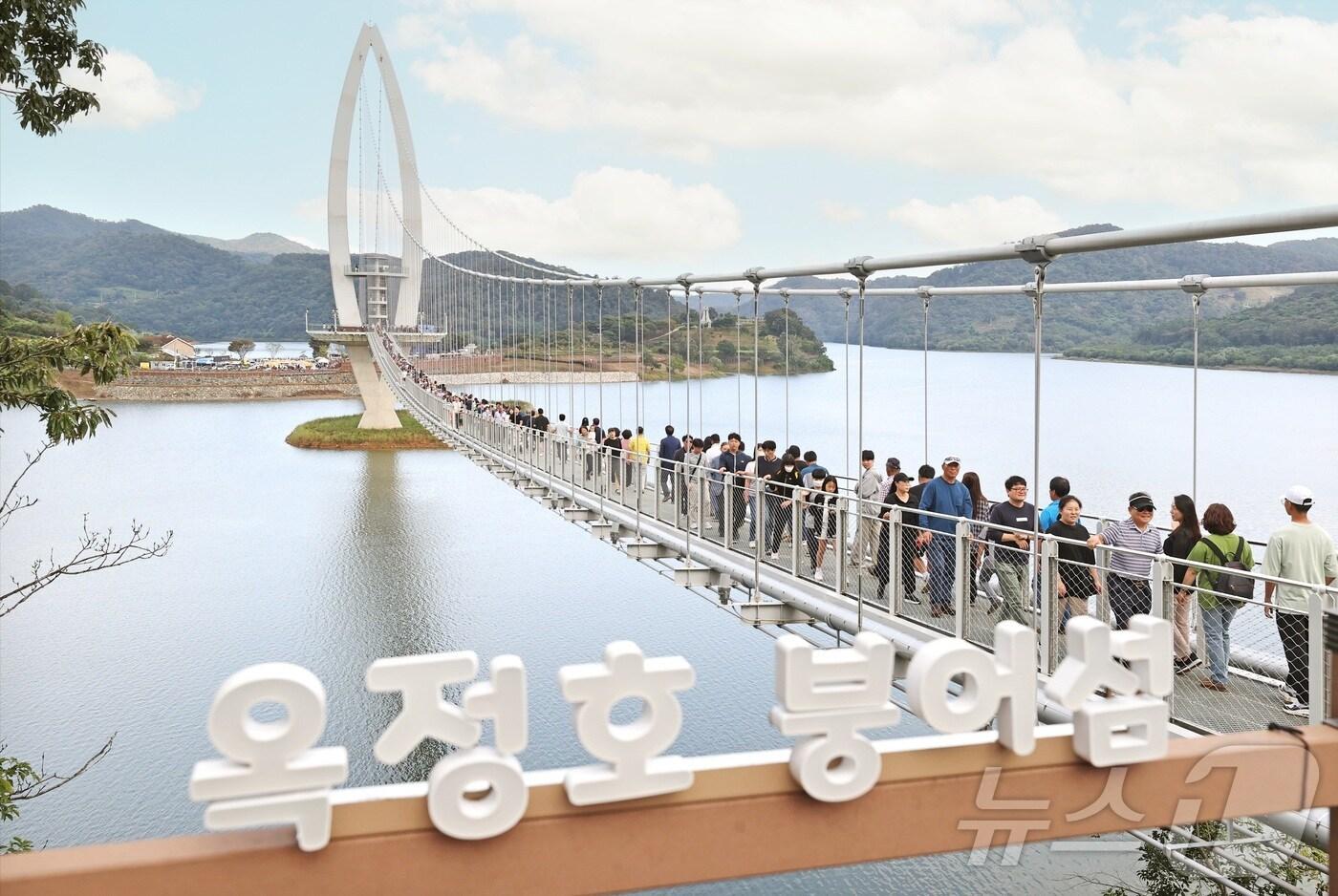 본문 이미지 - 전북자치도 임실군 옥정호에 설치된 출렁다리.(임실군제공)2024.5.31/뉴스1