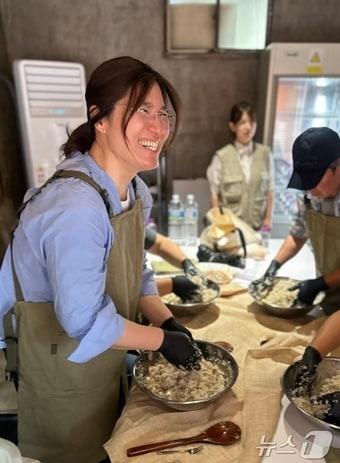 본문 이미지 - 막걸리 만들기 체험에 참여한 장미란 문화체육관광부 제2차관ⓒ News1 윤슬빈 기자