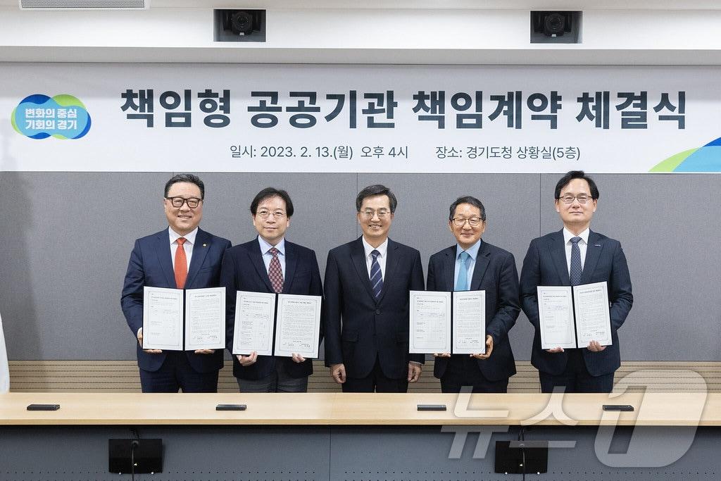 본문 이미지 - 경기도의회 유호준 의원(민주·남양주6)이 “경기도 공공기관 책임계약 도민 평가에 경품과 문자 비용으로 수천만원이 사용됐다”며 제도의 문제점을 지적했다. 사진은 지난해 2월3일 경기도청 상황실에서 열린 ‘책임형 공공기관 책임계약’ 체결식 모습.(경기도 제공)/