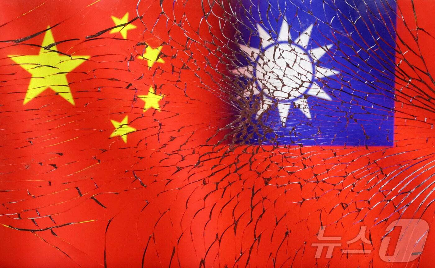 중국 오성홍기와 대만기를 합성한 이미지. 자료사진 2023.4.11 ⓒ 로이터=뉴스1 ⓒ News1 강민경 기자