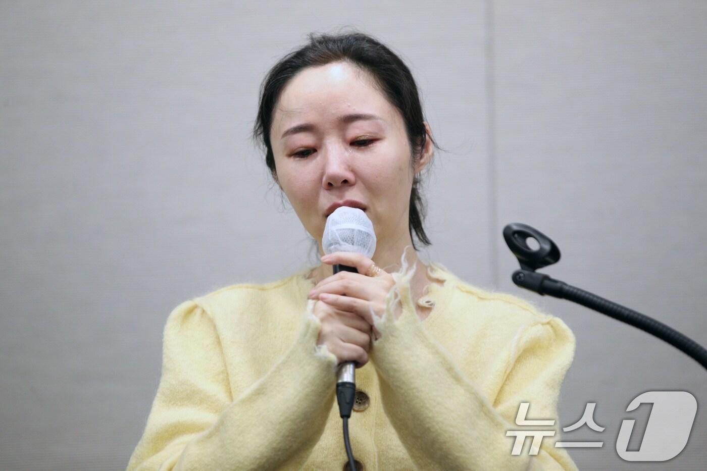 민희진 어도어 대표가 31일 서울 중구 프레스센터에서 어도어 임시주주총회 관련 기자회견을 하며 눈물을 보이고 있다. 이날 민 대표는 측근 이사들이 해임된 가운데, 민 대표가 자신을 응원해준 이들에게 감사의 인사를 전하면서 눈물을 흘렸다. (공동취재) 2024.5.31/뉴스1 ⓒ News1 이재명 기자