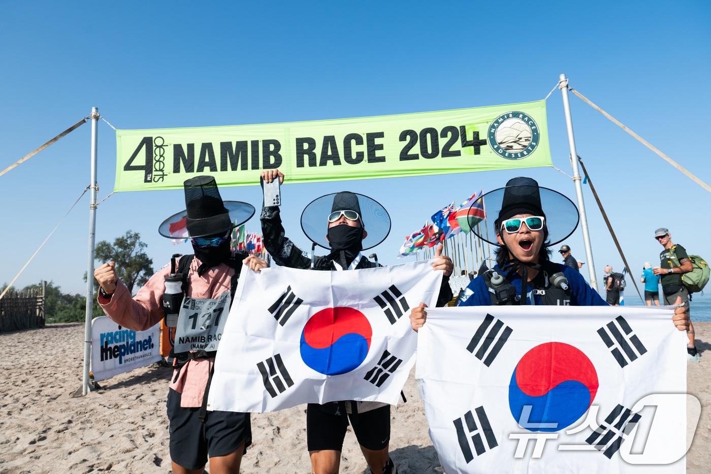 본문 이미지 - 지난 4월 28일 열린 나마비아 사막횡단 레이스에 도전해 3위의 결과를 거둔 광주 러닝 플랫폼(동호회) 너랑나랑하랑의 김여일 대표(29)와 현직 소방관인 정은주 씨(35), 최근 해군 중사로 전역한 노태석 씨(28)의 모습. (김여일 씨 제공) 2024.5.31/뉴스1 