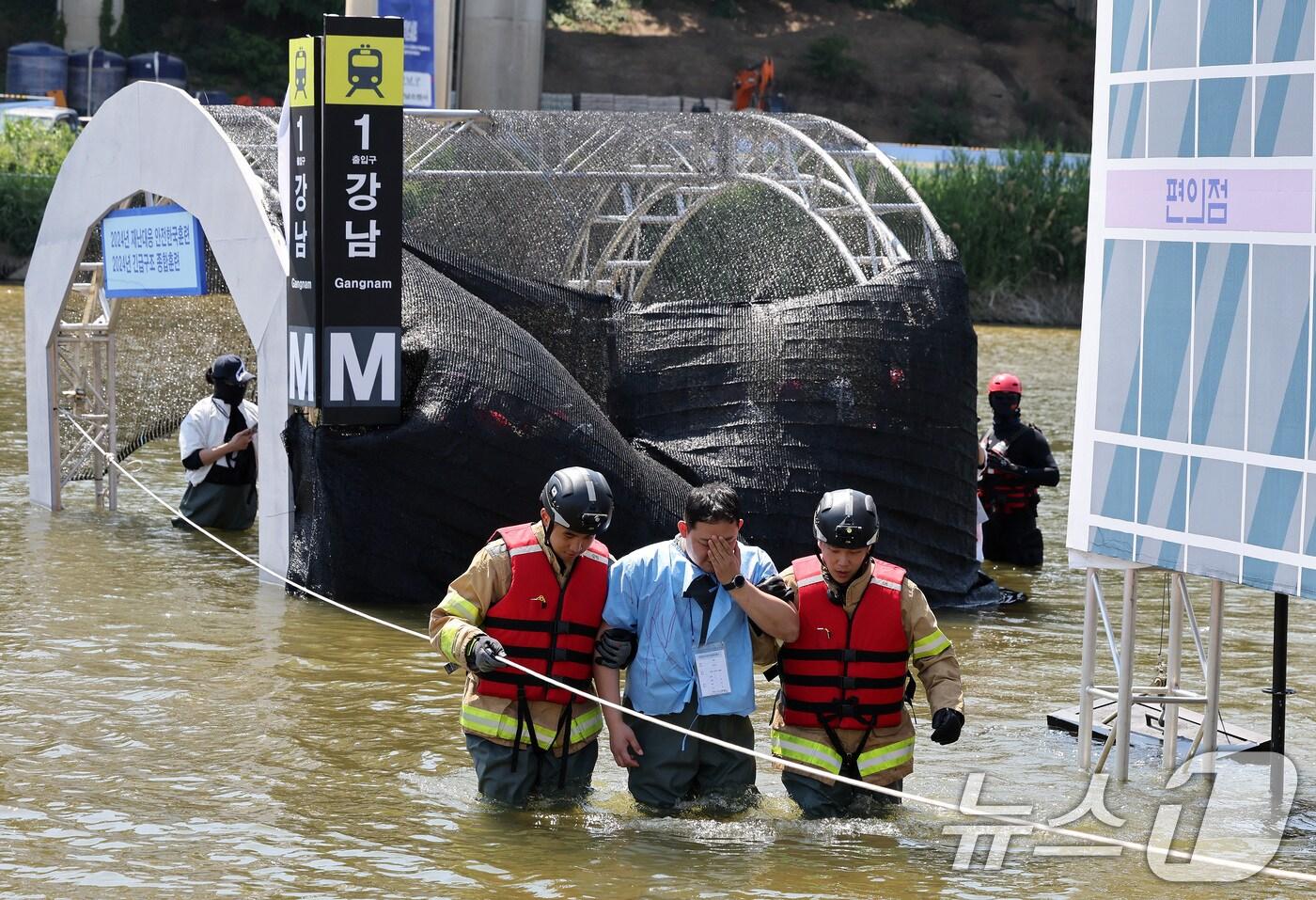 본문 이미지 - 31일 오후 서울 송파구 탄천공영주차장에서 열린 2024 강남구 안전한국훈련에서 풍수해 상황에 대응하는 수습복구 훈련이 진행되고 있다. 이날 훈련에는 강남구청을 비롯해 강남소방서, 강남·수서경찰서, 육군 제6019부대 3대대, 한국전력공사, 한국가스안전공사, 한국전기안전공사, 코원에너지 등 17개의 유관기관과 의용소방대, 자율방재단, 안전보안관 등 민간단체, 자원봉사자 등 200여명과 소방차, 소방헬기 등 장비 24대가 동원됐다. 2024.5.31/뉴스1 ⓒ News1 이동해 기자