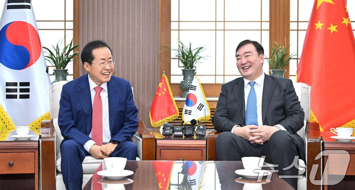 홍준표 대구시장&#40;왼쪽&#41;과 싱하이밍 주한 중국대사가 31일 대구 북구 산격청사에서 만나 환담을 나누고 있다. &#40;대구시 제공&#41; 2024.5.31/뉴스1 ⓒ News1 공정식 기자