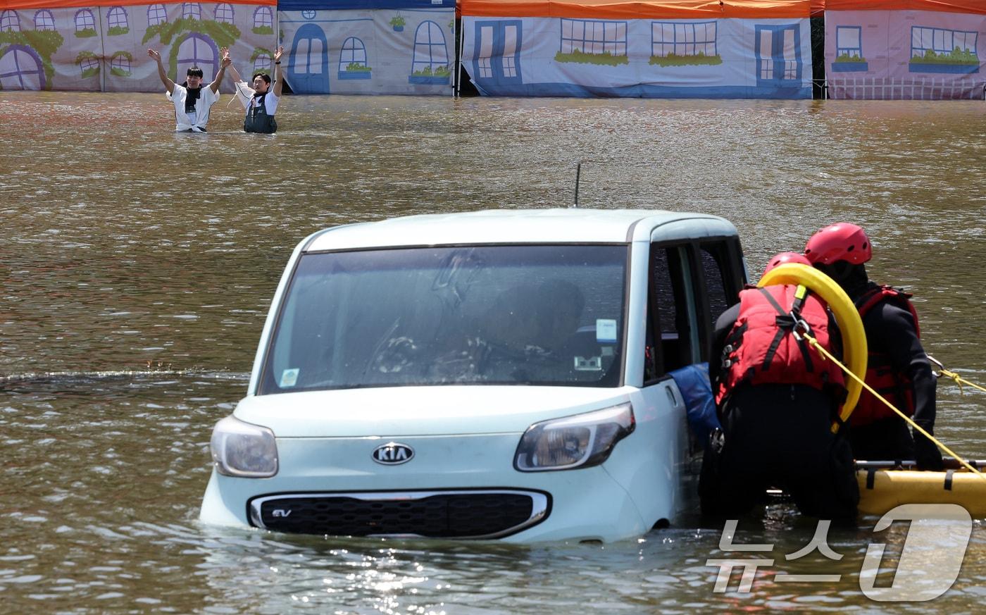 서울 송파구 탄천공영주차장에서 열린 2024 강남구 안전한국훈련에서 풍수해 상황에 대응하는 수습복구 훈련이 진행되고 있다. 2024.5.31/뉴스1 ⓒ News1 이동해 기자