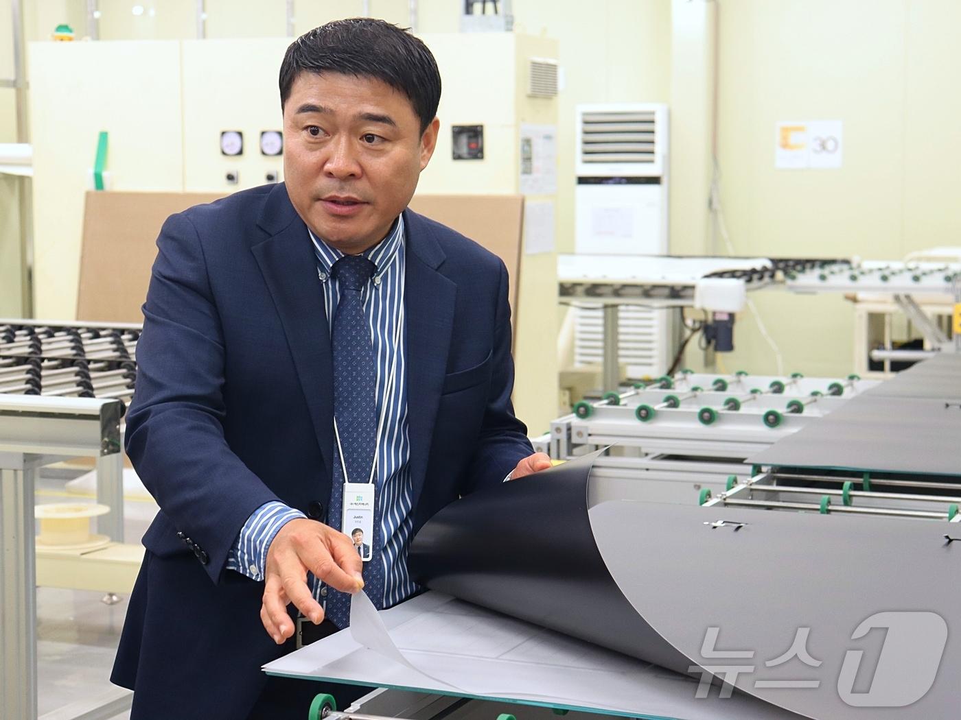 본문 이미지 - 이진섭 에스지에너지 대표가 대전 본사에서 조립 전인 BIPV를 들어보이고 있다. (이노비즈협회 제공)