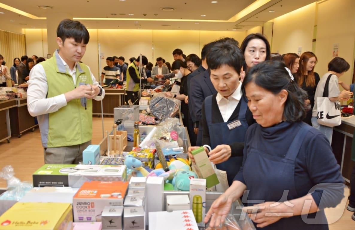 본문 이미지 - 대구백화점은 31일 개점 80주년을 맞아 직원 참여형 사회기부 프로그램인 &#39;대백 한마음 플리마켓&#39;을 진행했다. 임직원들이 기부한 상품을 직원들이 구매하고 있다.&#40;대구백화점 제공&#41;