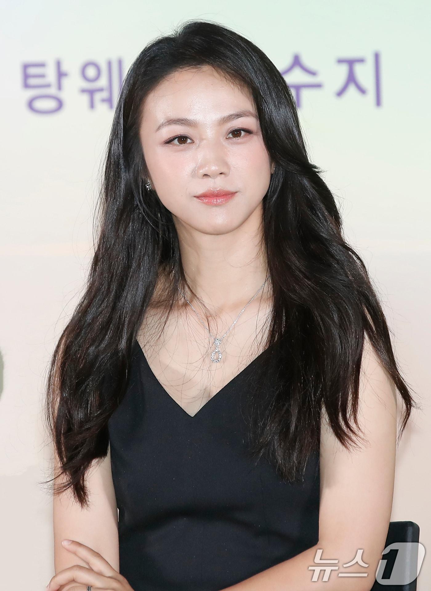 본문 이미지 - 배우 탕웨이가 31일 서울 강남구 코엑스 메가박스에서 열린 영화 '원더랜드‘(감독 김태용) 언론 시사회에서 매력을 발산하고 있다. '원더랜드'는 죽은 사람을 인공지능으로 복원하는 영상통화 서비스 '원더랜드’를 통해 사랑하는 사람과 다시 만나는 이야기를 담은 작품이다. 2024.5.31/뉴스1 ⓒ News1 권현진 기자