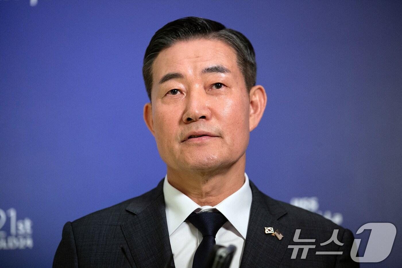 신원식 국방부 장관이 31일 싱가포르 샹그릴라 호텔에서 열린 아시아안보회의(샹그릴라 대화)에서 댄 설리번(Dan Sullivan), 태미 덕월스(Tammy Duckworth), 라폰자 보틀러(Laphonza Butler) 미 상원의원단과 회담을 마치고 취재진의 질문에 답하고 있다. 2024.5.31/뉴스1 ⓒ News1 이승배 기자