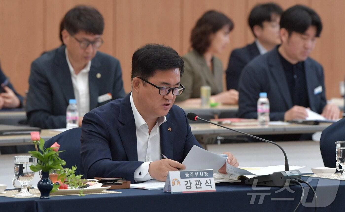 본문 이미지 - 강관식 공주시 부시장이 31일 충남 시장군수협의회에서 발언하고 있다. (공주시 제공) / 뉴스1 