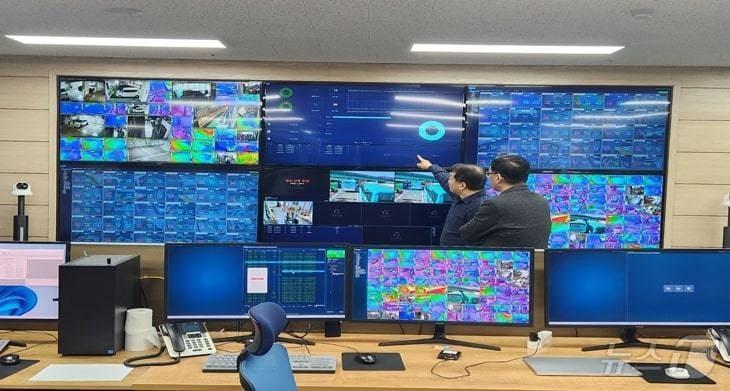 본문 이미지 - 금천구 종합관제센터 직원들이 열화상 카메라로 모니터링을 하고 있다. (금천구 제공)ⓒ 뉴스1
