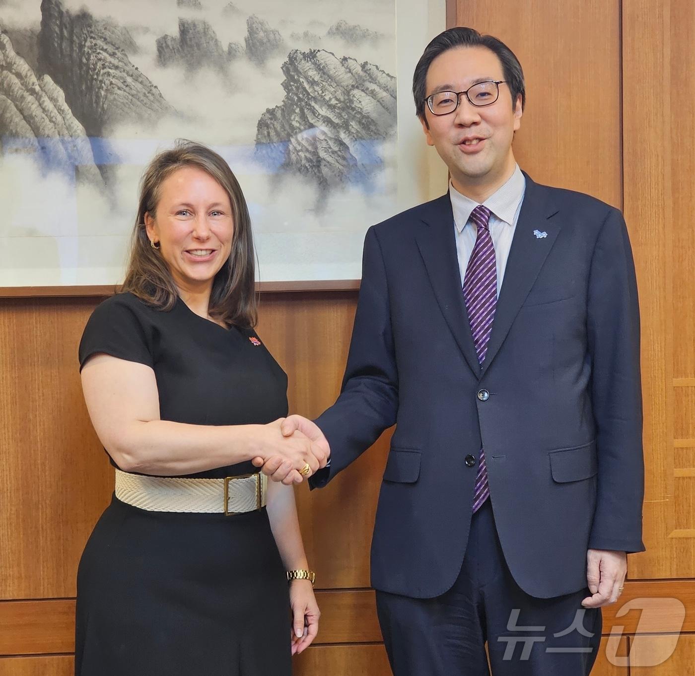 본문 이미지 - 이준일 외교부 한반도정책국장, 조야 도넬리 캐나다 외교부 동북아국장.(외교부 제공)