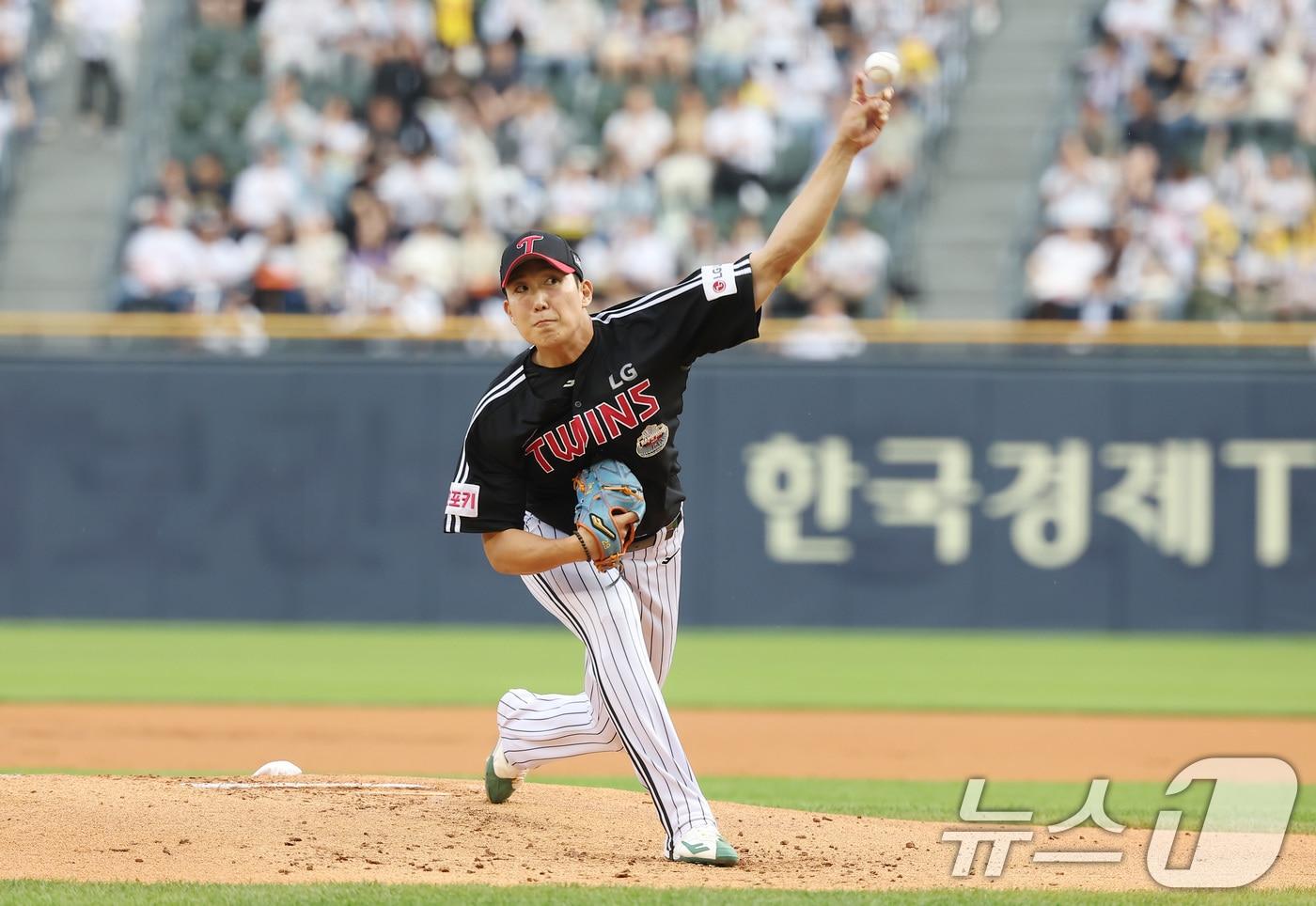 본문 이미지 - 31일 오후 서울 송파구 잠실야구장에서 열린 프로야구 '2024 신한 SOL 뱅크 KBO리그' LG 트윈스와 두산 베어스의 경기 1회말 LG 선발 투수 손주영이 역투하고 있다. 2024.5.31뉴스1 ⓒ News1 김민지 기자